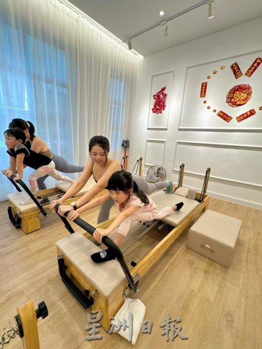 柔:【时尚记事簿】(2月3日刊):“和家中宝贝一起尽情互动吧!”亲子普拉提 家长宝贝共享亲密时光