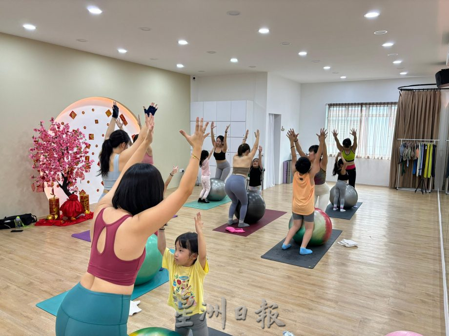 柔:【时尚记事簿】(2月3日刊):“和家中宝贝一起尽情互动吧!”亲子普拉提 家长宝贝共享亲密时光