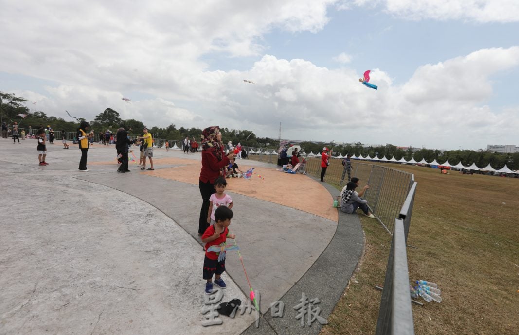 柔:【特稿】: 130参赛者聚集风筝节 39国“运动风筝”随风起舞