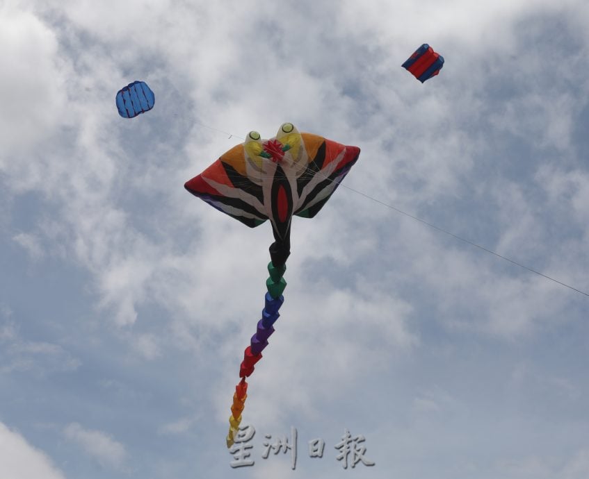柔:【特稿】: 130参赛者聚集风筝节 39国“运动风筝”随风起舞