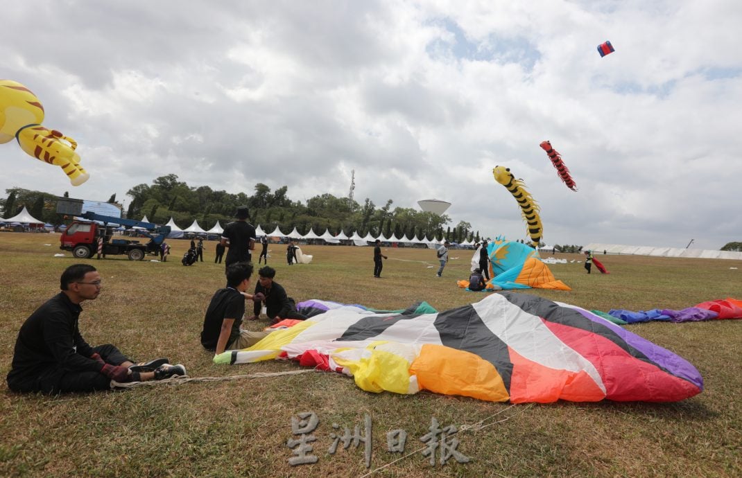 柔:【特稿】: 130参赛者聚集风筝节 39国“运动风筝”随风起舞