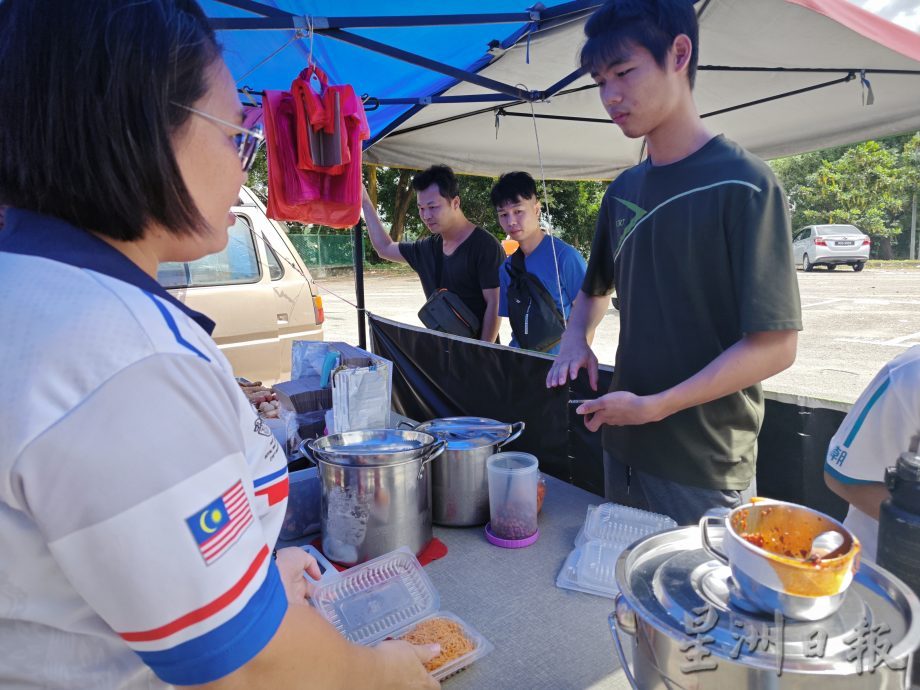 柔：【食客指路】（24/2见报）高人气蓝色椰浆饭和脆皮爆汁童子鸡，就隐身在高雅花园商业街区!