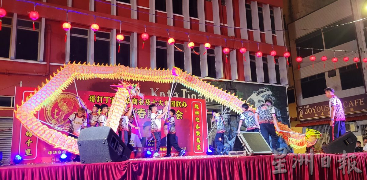 柔：哥打中华商会闹新春  舞龙狮 鸣锣鼓 场面欢乐