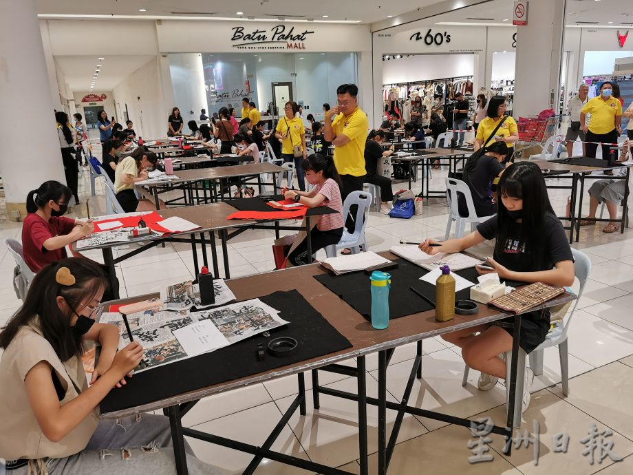柔:峇中小学百人挥春赛 127华巫生齐挥毫