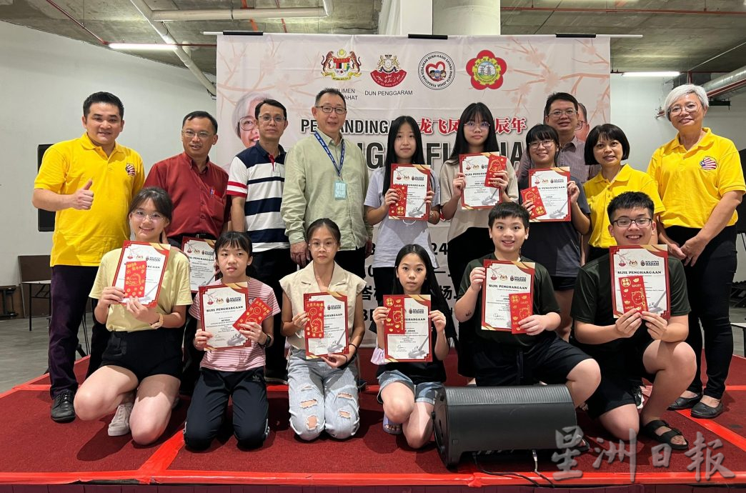 柔:峇中小学百人挥春赛 127华巫生齐挥毫