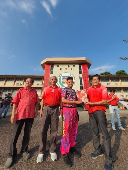 柔:峇华中2024元宵采青 筹获19万教育基金