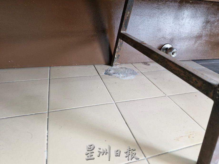 柔:新闻: 戏院路美食广场污水倒流 业者困扰促寻策解决