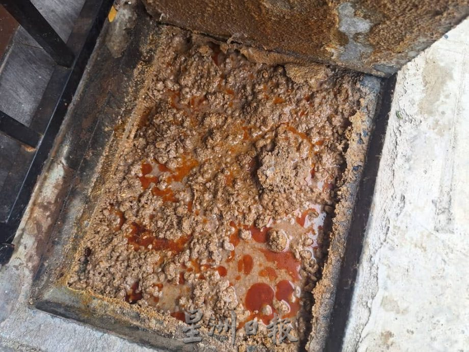 柔:新闻: 戏院路美食广场污水倒流 业者困扰促寻策解决