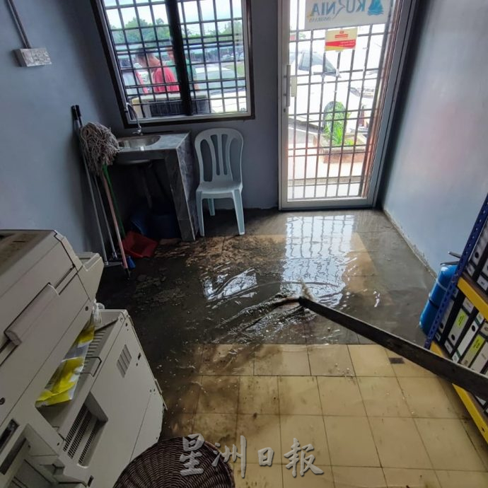 柔:新闻: 戏院路美食广场污水倒流 业者困扰促寻策解决