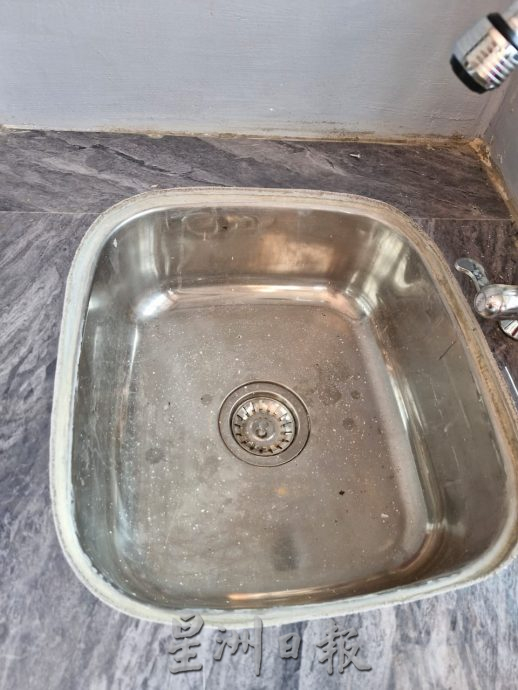 柔:新闻: 戏院路美食广场污水倒流 业者困扰促寻策解决