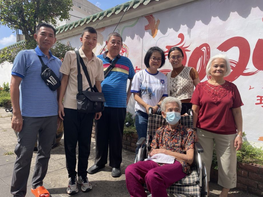 柔:新闻: 柔佛古庙游神魅力大 本地人 游客“洗街”求平安