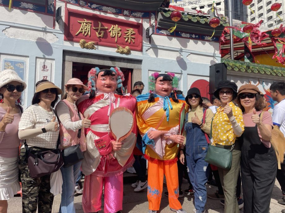 柔:新闻: 柔佛古庙游神魅力大 本地人 游客“洗街”求平安