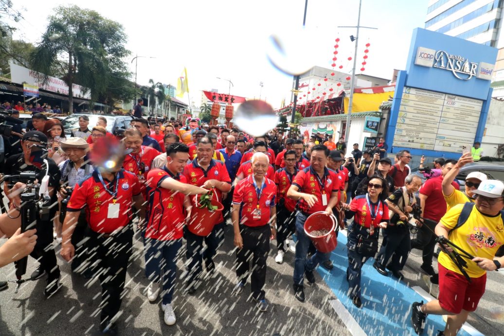 柔:新闻: 柔佛古庙游神魅力大 本地人 游客“洗街”求平安