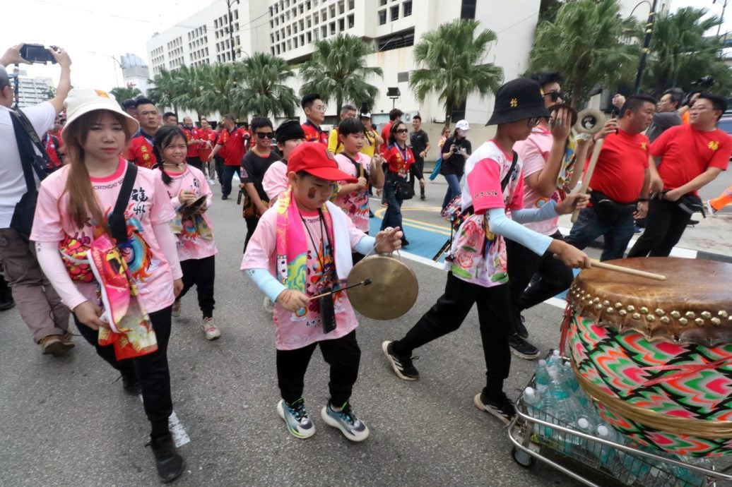 柔:新闻: 柔佛古庙游神魅力大 本地人 游客“洗街”求平安