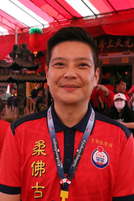 柔:新闻: 柔佛古庙游神魅力大 本地人 游客“洗街”求平安