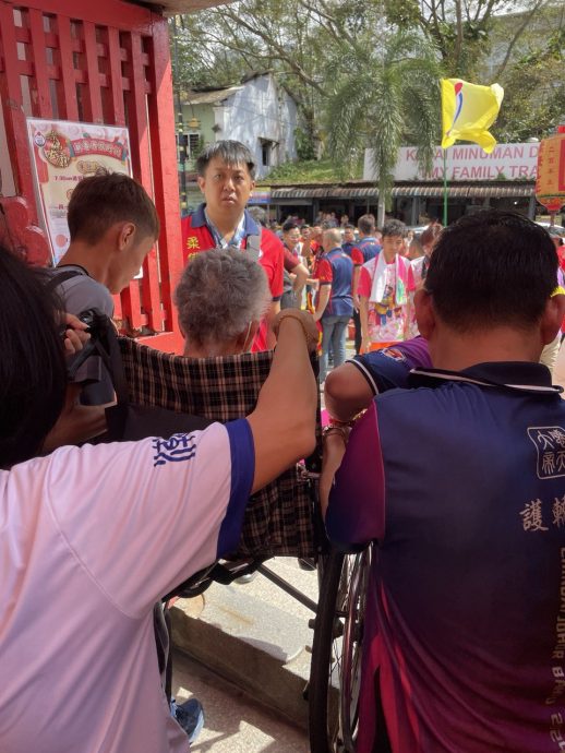 柔:新闻: 柔佛古庙游神魅力大 本地人 游客“洗街”求平安