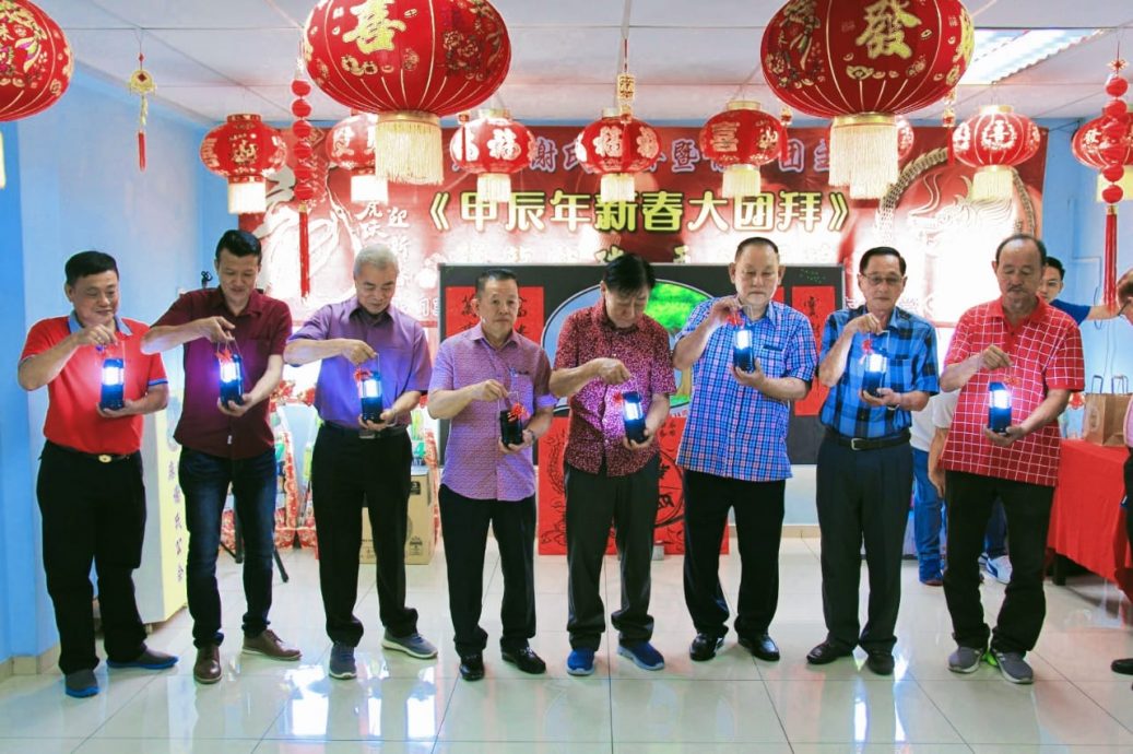 柔：新闻： 谢家团吁“多生早生”  “华裔人口减阻华社发展”