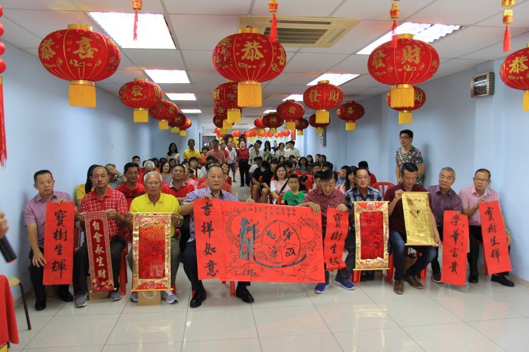 柔：新闻： 谢家团吁“多生早生”  “华裔人口减阻华社发展”