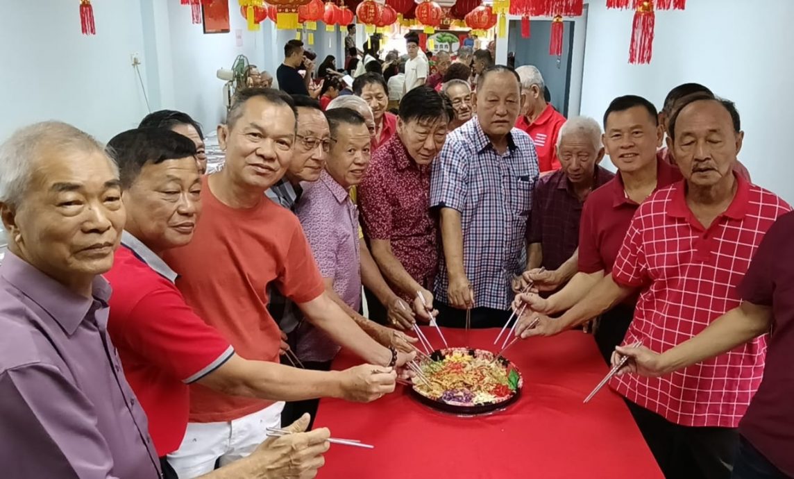 柔：新闻： 谢家团吁“多生早生”  “华裔人口减阻华社发展”