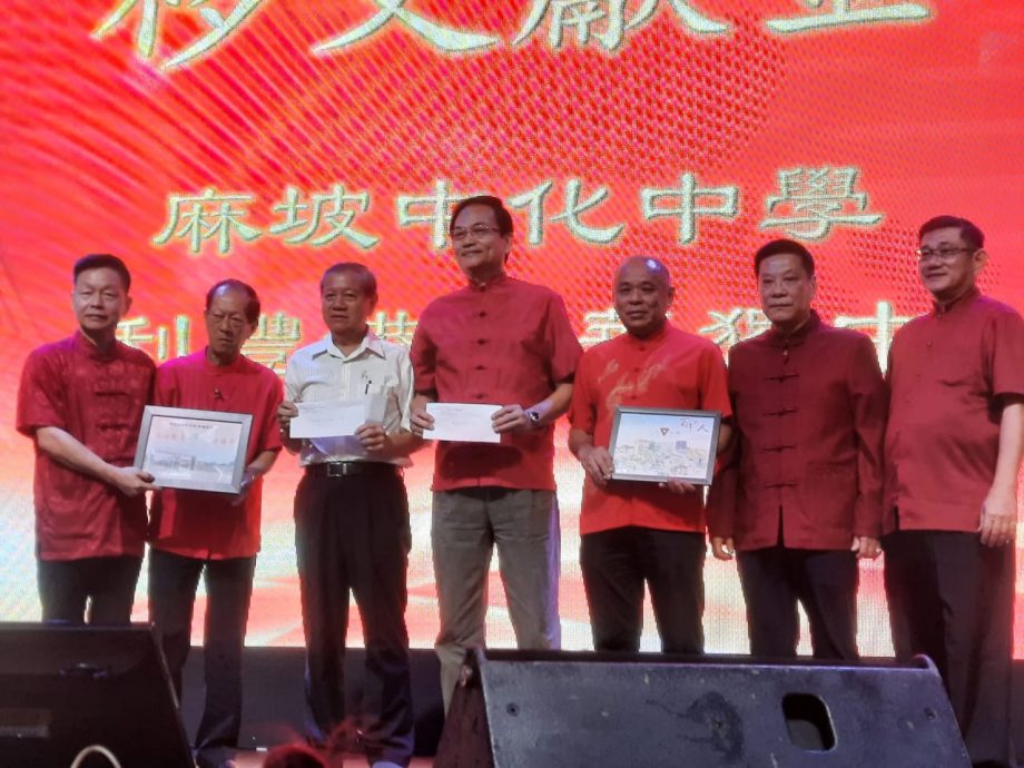 柔:新闻: 贪食街牌楼应添加中文字 张忠华盼华裔议员争取