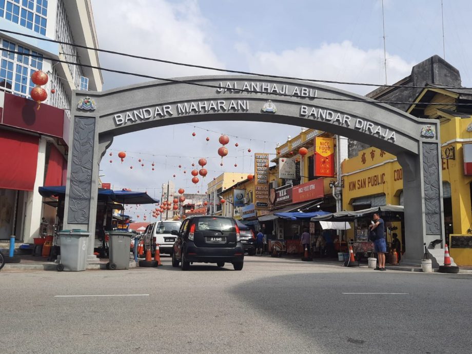 柔:新闻: 贪食街牌楼应添加中文字 张忠华盼华裔议员争取