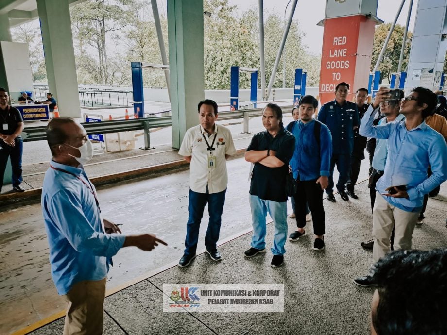 柔:新闻: 马新第二通道振林山关卡 模拟演习检测摩托车自动通关系统