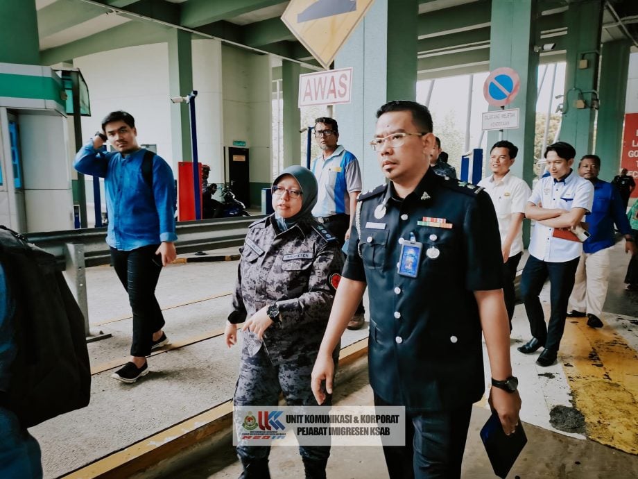 柔:新闻: 马新第二通道振林山关卡 模拟演习检测摩托车自动通关系统