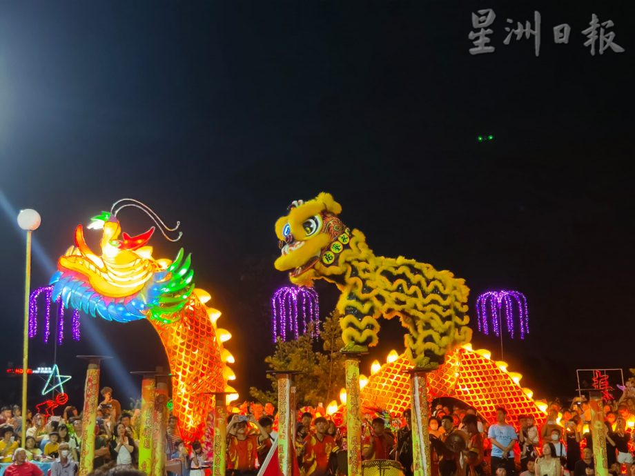 柔:新闻:德化家庭新春庆典 金光闪龙闹元宵