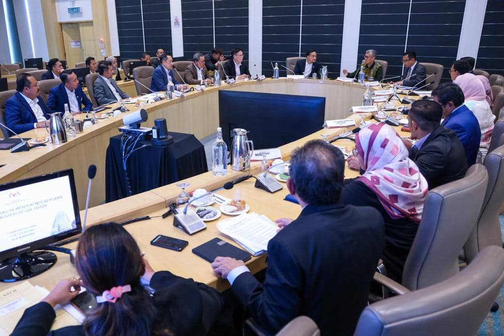 柔:新闻:柔大臣率团与内阁部长会面,商经济特区进展