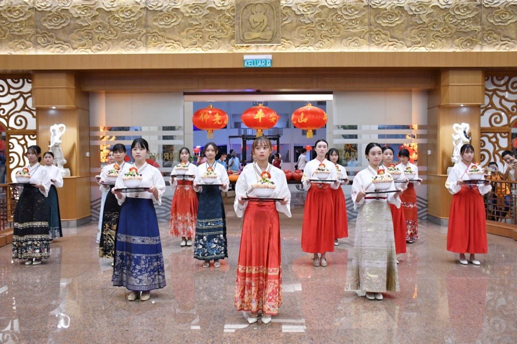 柔:新马寺供佛斋天 70童子童女欢喜献供