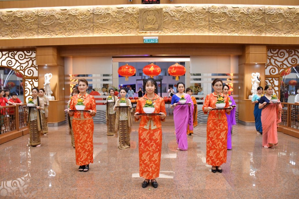 柔:新马寺供佛斋天 70童子童女欢喜献供