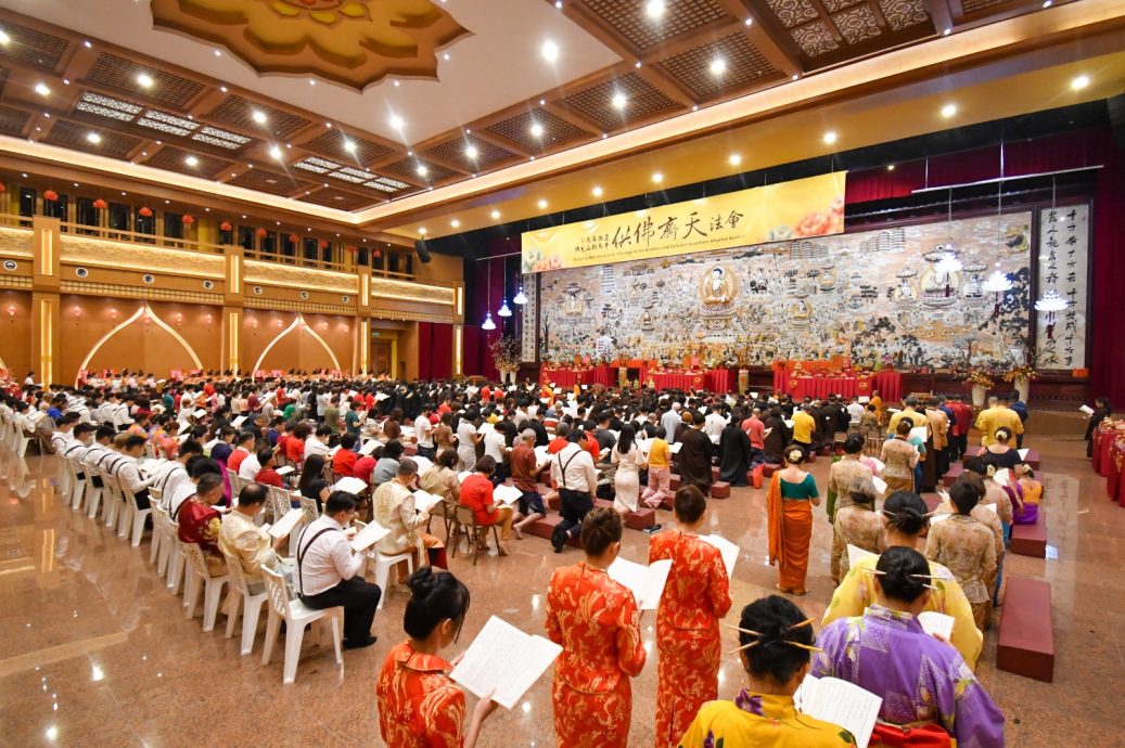 柔:新马寺供佛斋天 70童子童女欢喜献供