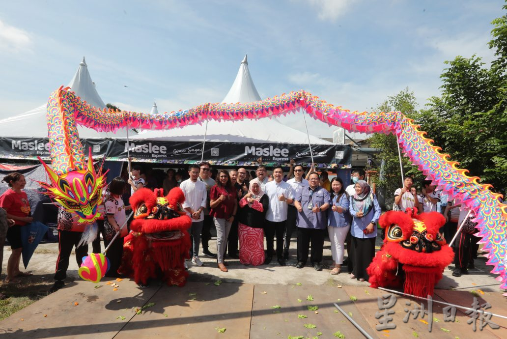 柔：版头之一：士姑来皇后花园“农历新年爱心市集” 民众开心购物乐