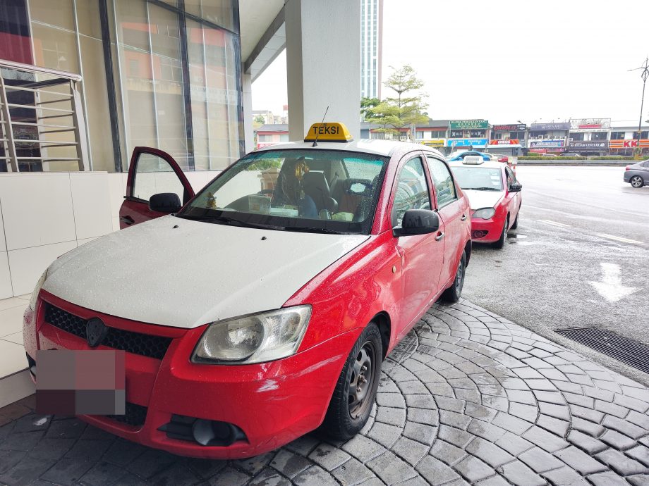 柔:签备忘录助宣传柔旅游年 德士车身安装广告贴纸