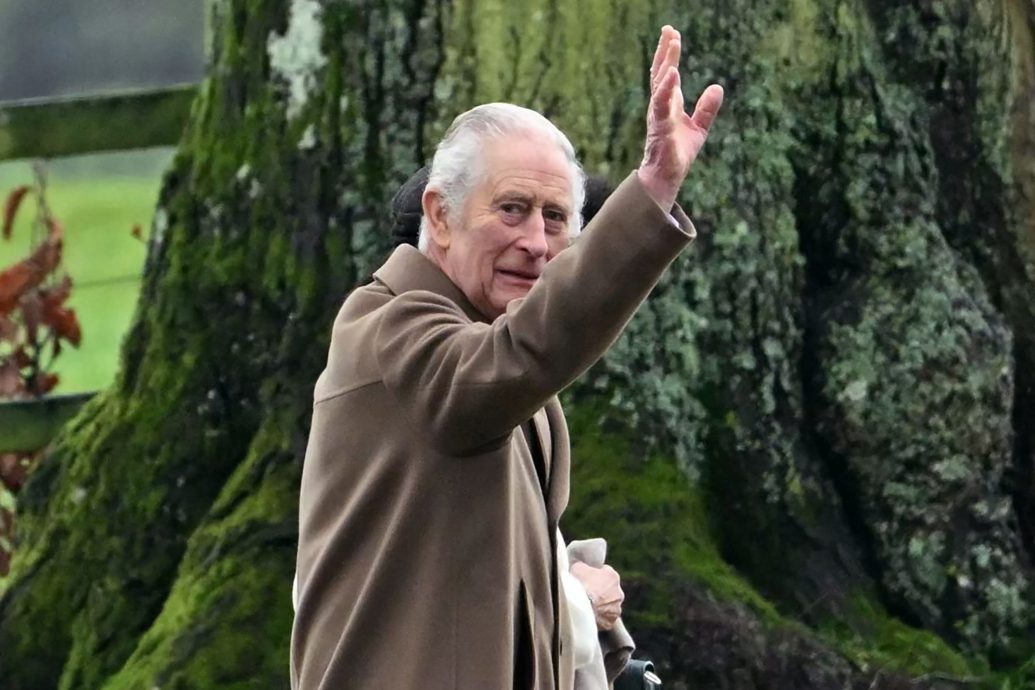 查尔斯三世确诊患癌后首次公开露面 向民众微笑挥手