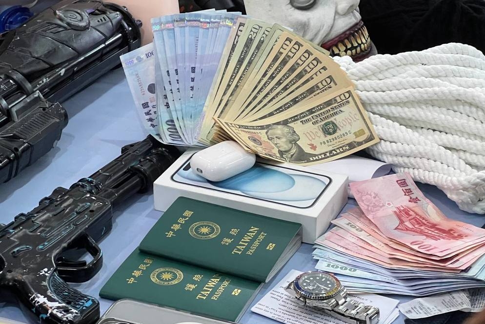 柬召开记者会 展示台湾网红“晚安小鸡”住处充公的假军装、假枪、假血……还有“鬼娃