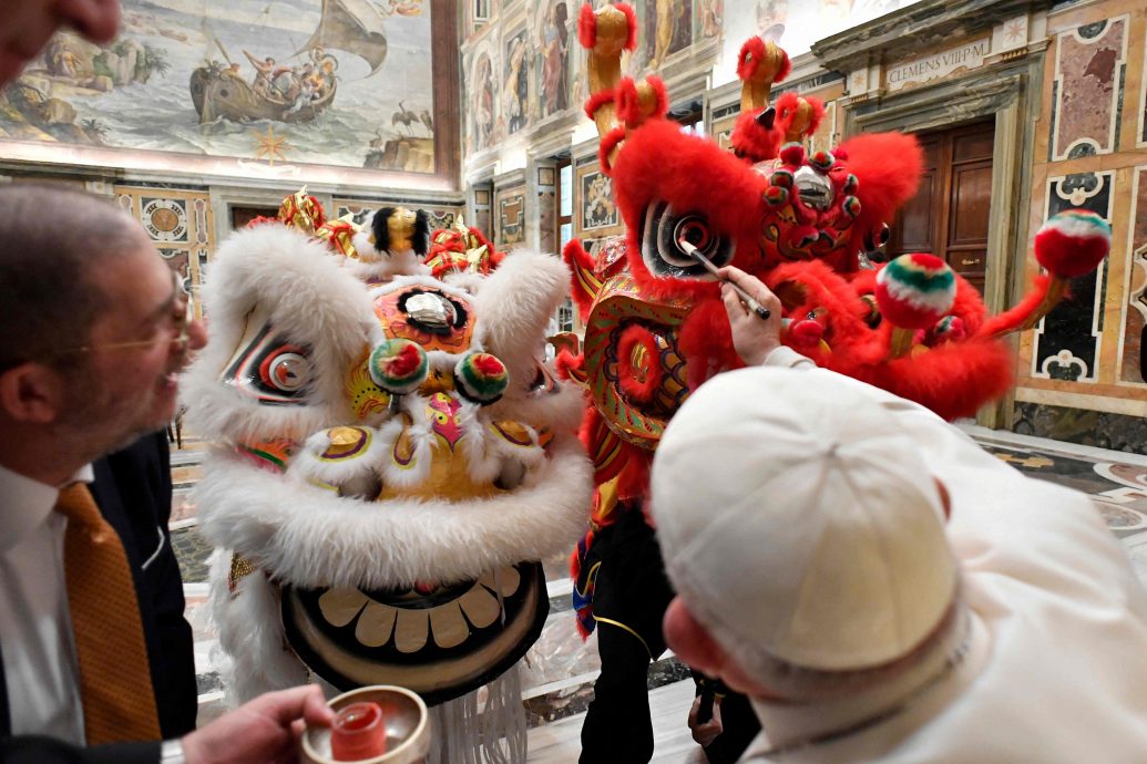 梵蒂冈大厅舞龙舞狮 教宗接见意中联合会:在对话道路上冒险