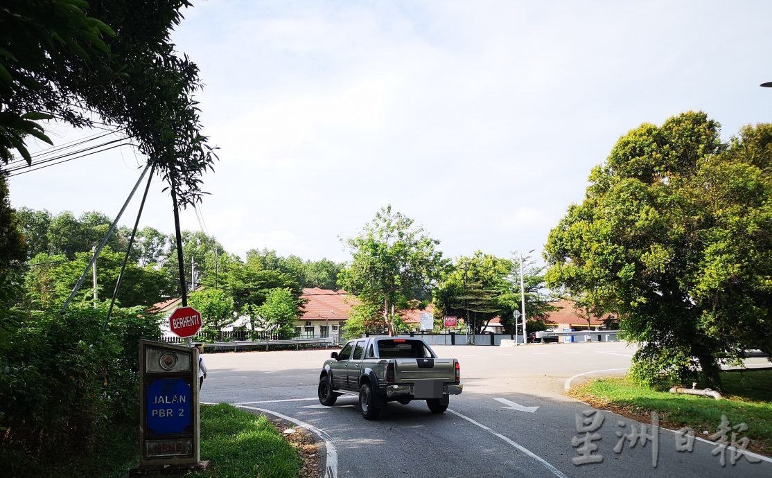 武吉南眉工业区大树遮视线 罗里勾扯电线灯柱倒