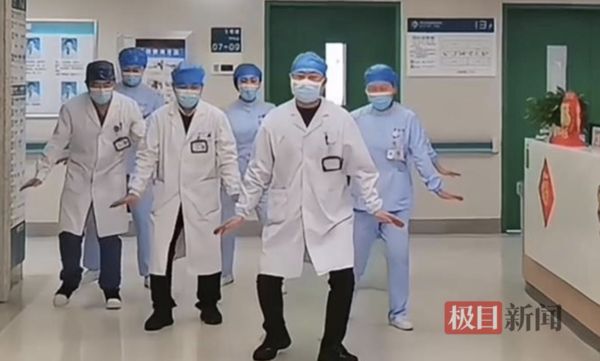 武汉市民因地面结冻摔伤频发 医师组团教学“企鹅步”防滑