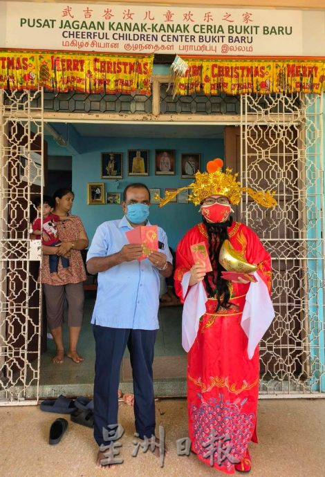 每年到安老院学校派礼物 女财神送暖逗乐老少