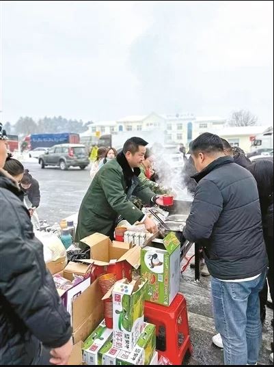 民众困高速借出厕所还免费供烤肠获赞 女子:很小的事