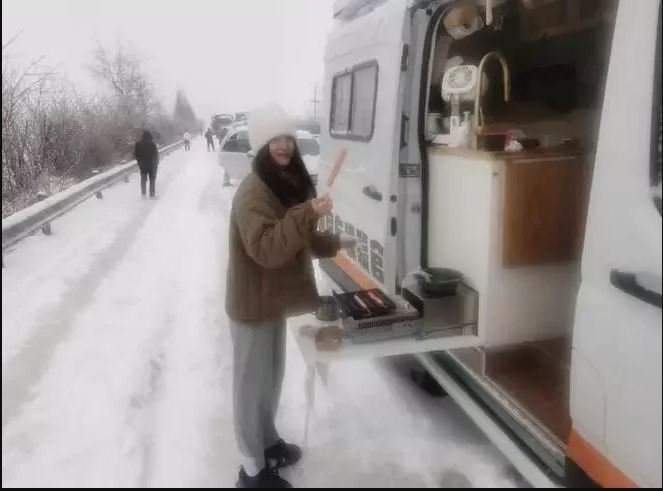 民众困高速借出厕所还免费供烤肠获赞 女子:很小的事