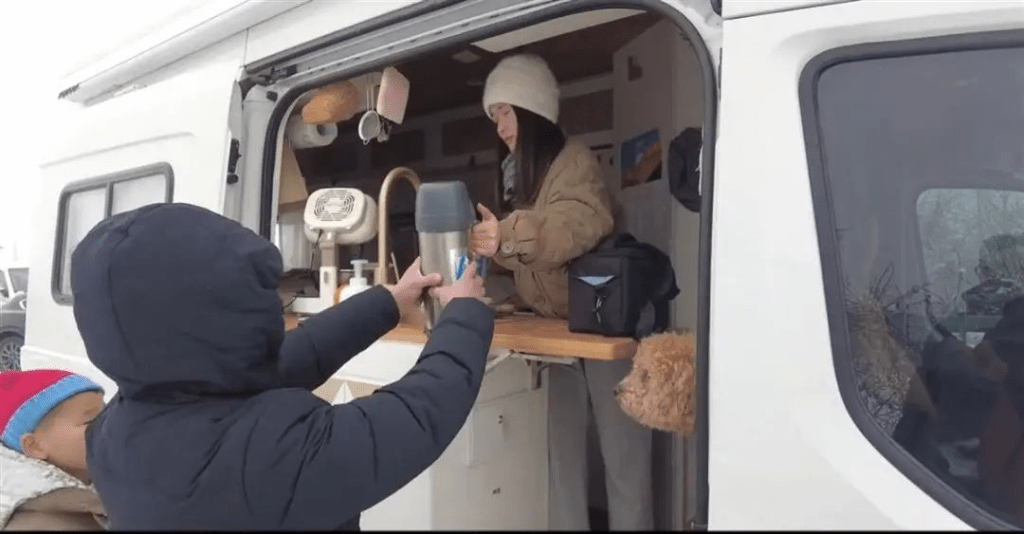 民众困高速借出厕所还免费供烤肠获赞 女子:很小的事