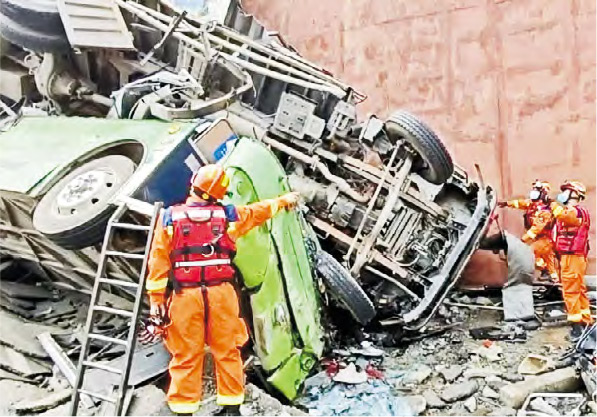 沥心沙大桥5车堕下惊骇画面曝光 有司机停车阻后车避免更大悲剧