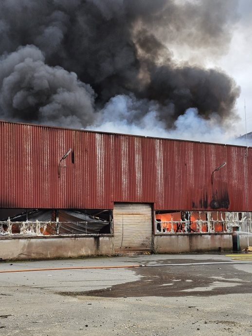 法国南部电池回收厂遇祝融  黑烟直窜天际