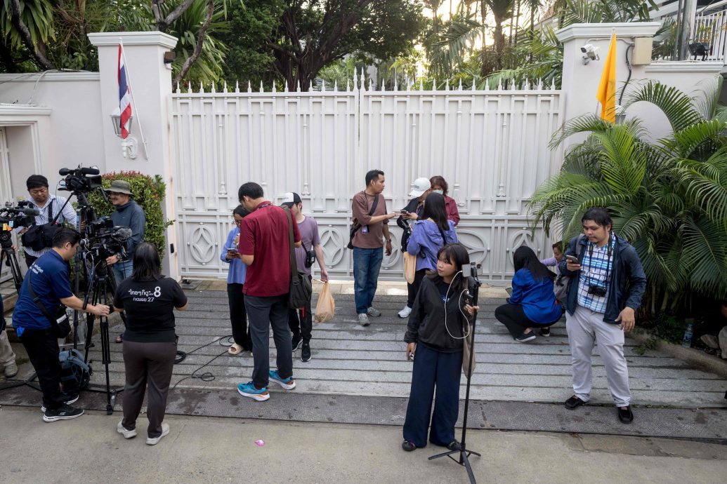 泰国前首相塔辛获假释出狱