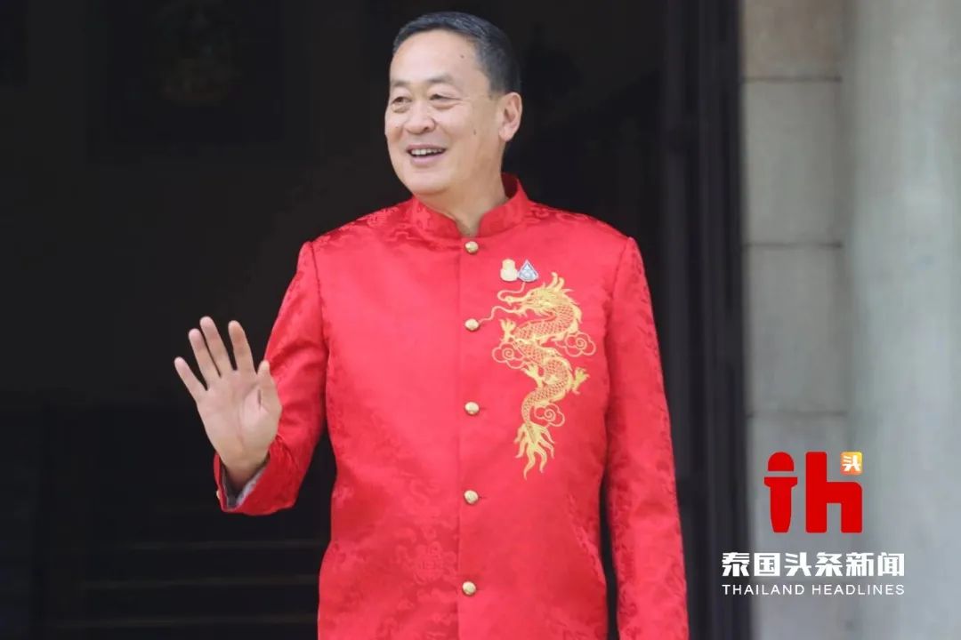泰首相穿“红龙袍”下令  “不能让入境游客排队超过半小时！”