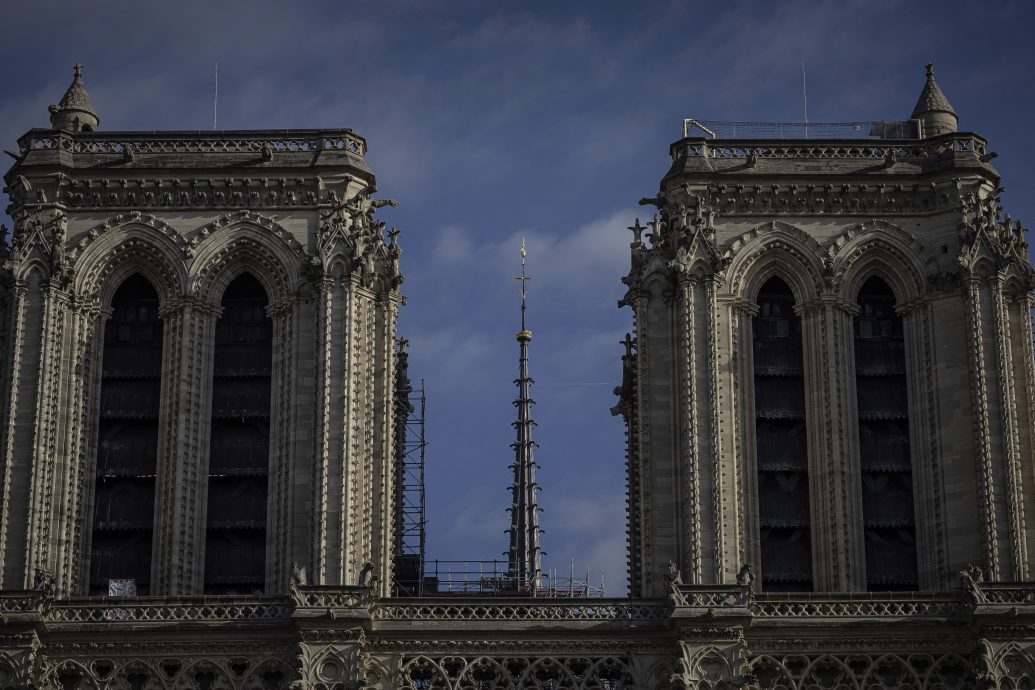 浴火重生!巴黎圣母院尖塔鹰架拆除英姿再现