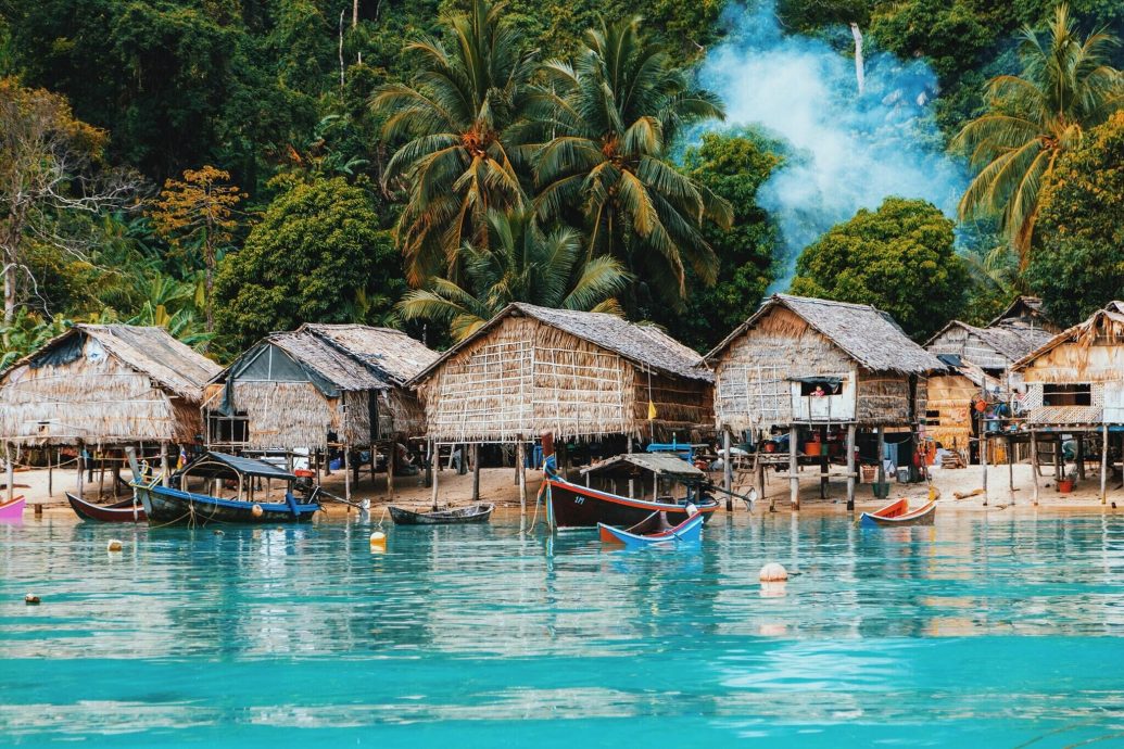 游客涌入　水不够用　泰海岛淡水每立方卖26令吉	