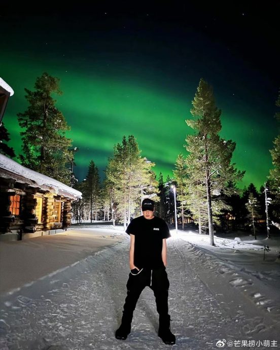 潘玮柏雪地穿短袖 网亏:手臂有修图